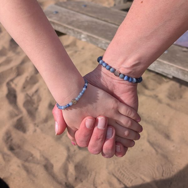 edelstenen moeder en dochter armband van blauwe Sodaliet afgewerkt met RVS kraal